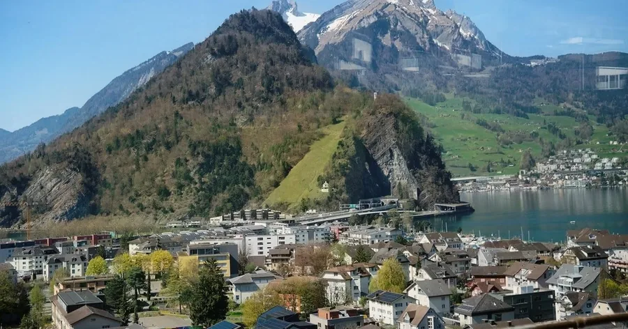 Das Dorf Alpnachstad am Seeufer, dahinter das felsige Pilatusmassiv