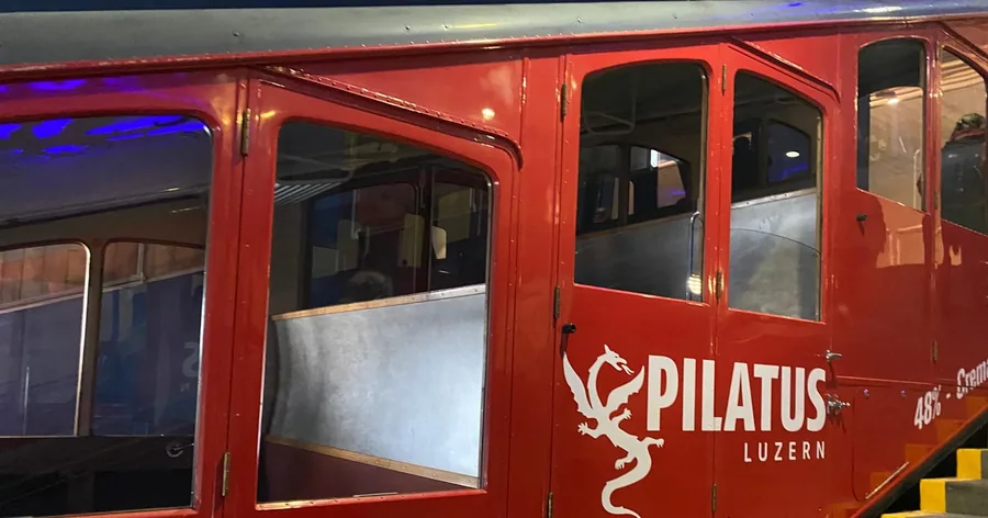 Nahaufnahme eines roten Wagens der Zahnradbahn an der Station