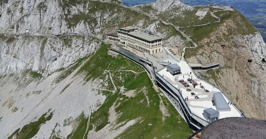 Die Gipfelgebäude von Pilatus Kulm auf dem Felsgrat, aus der Luft gesehen