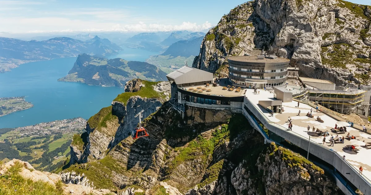 Die Gipfelgebäude von Pilatus Kulm an der Felskante über dem Vierwaldstättersee