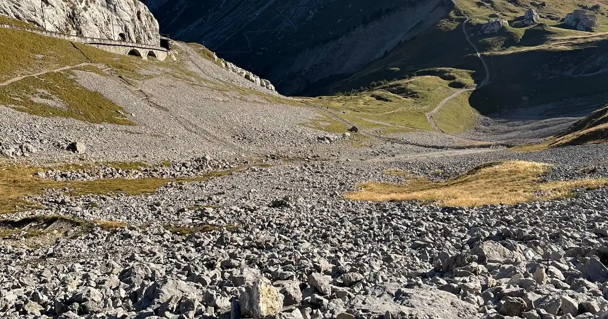 Ein Wanderweg quert Kalkgeröll unterhalb des Gipfelgrats des Pilatus